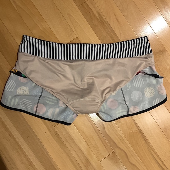 🌟HostPick🌟Colourful Circles Lululemon Seawheeze Speed shorts 2.5 in - size 12 - Picture 15 of 16